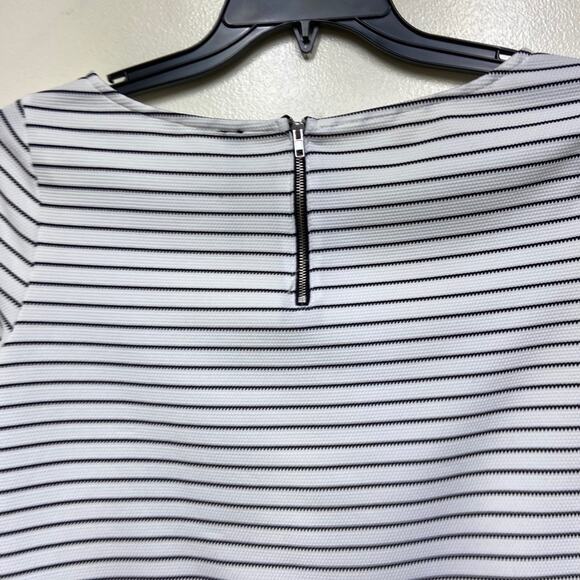Lord & Taylor Design Lab size medium Black & White Stripe Top stretch - Picture 6 of 6